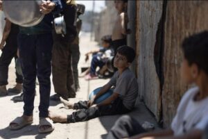 In Gaza, extreme heat intensifies the famine and humanitarian shortages, forcing children to spend hours searching for food and clean water.